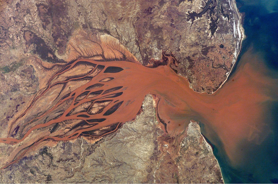 Delta rieky Betsiboka na Madagaskare – masívne odlesňovanie spôsobilo vysokú mieru erózie, ktorá úplne zmenila farbu toku rieky